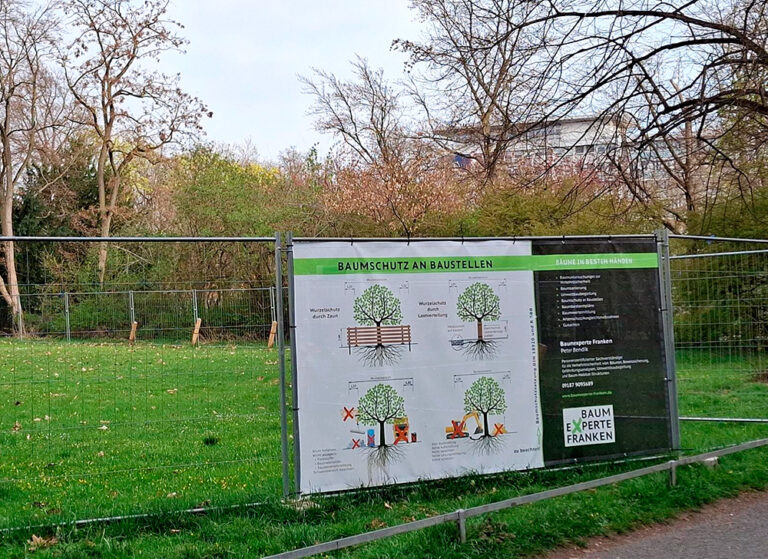 Projekt Baustellenplakat Baumexperte Franken – Originalmontage vor Ort (3,40 m x 1,73 m)