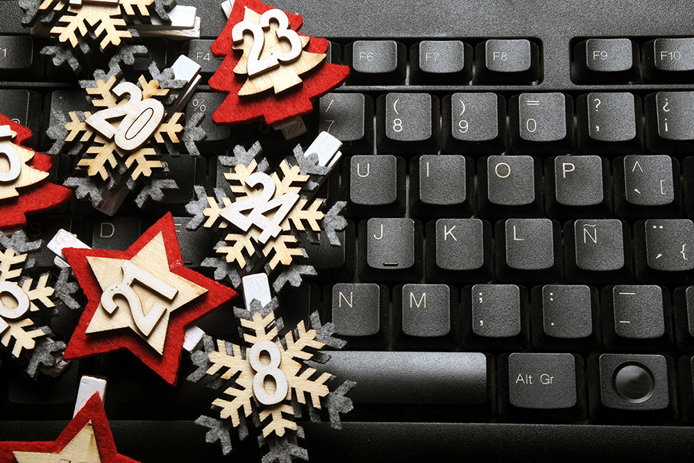 schwarze Tastatur mit Adventsnummern die aussehen wie ein Weihnachtsbaum, ein Stern und eine Schneeflocke