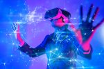Person mit VR-Brille streckt Hände aus, vor ihr viele leuchtende Linien.