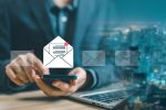 Finger tippt auf Smartphone mit vollem E-Mail-Postfach.