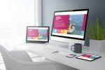 Computer, Tablet, Laptop und Handy zeigen eine Website.