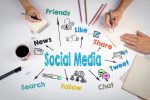 Social Media in der Mitte, Pfeile zu Chat, Tweet, Like, Follow, Friends; zwei Personen machen Notizen.