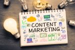 Block mit der Aufschrift ‚Content Marketing‘, umgeben von Symbolen und Icons.