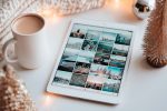 Tablet mit weihnachtlichen Bildern, daneben eine Tasse Kakao und ein glitzernder Weihnachtsbaum.