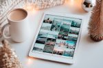 Tablet mit weihnachtlichen Bildern, daneben eine Tasse Kakao und ein glitzernder Weihnachtsbaum.