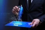 Landing Page mit Symbolen für Ideen, Einstellungen und Strategie vor einem Geschäftsmann.