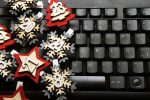 schwarze Tastatur mit Adventsnummern die aussehen wie ein Weihnachtsbaum, ein Stern und eine Schneeflocke