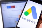Handy zeigt die Überschrift ‚Google Ads‘ mit Google-Ads-Logo.