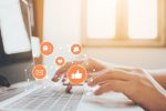 Computerbildschirm mit Symbolen für Post, Like, Herz, Kommunikation und Personen.